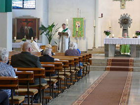 Heilige Messe mit Pfarrer Martin Fischer und Diakon Alexander von Rüden (Foto: Karl-Franz Thiede)